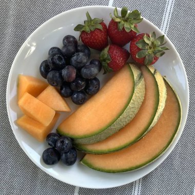 Taze, sulu karpuz, böğürtlen, üzüm ve daha fazlası ile dolu renkli meyve tabakları. Her ısırıkta doğal tatlılığın, canlı rengin ve ferahlatıcı lezzetin mükemmel bir karışımını sunuyor..