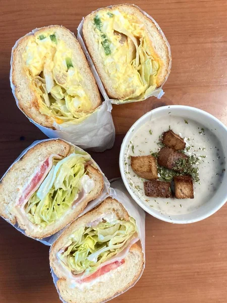 Çıtır marul, sulu domates ve lezzetli et gibi taze malzemelerle dolu lezzetli bir sandviç. Hızlı bir yemek ya da hazır yemek için mükemmel..