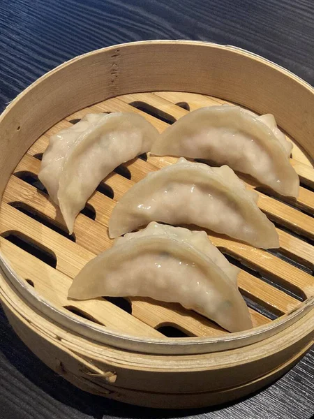 Köfte, tofu ve sebze gibi lezzetli malzemelerle dolu Kore hamur köfteleri. Mandu buğulama, haşlama ya da tavada kızartılma ile çok yönlü ve lezzetli bir aperatif ya da yemek yapılabilir..