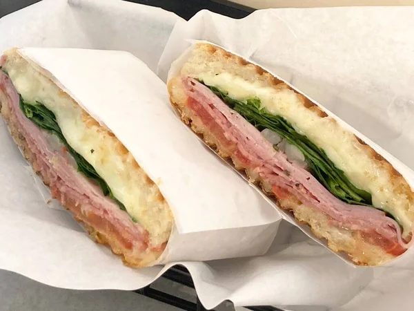 Çıtır marul, sulu domates ve lezzetli et gibi taze malzemelerle dolu lezzetli bir sandviç. Hızlı bir yemek ya da hazır yemek için mükemmel..