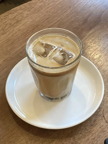 Buzlu latteyi kremalı süt ve zengin espresso ile tazeleyerek pürüzsüz ve canlandırıcı bir tat için buzun üzerinde servis ettim. Serin ve enerjik bir içkiden hoşlanan kahve aşıkları için mükemmel.!