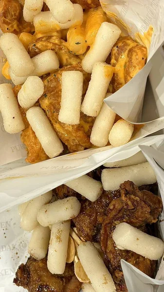 Kızarmış Kore tavuğu, tatlı ve baharatlı sosla mükemmel bir şekilde jölelenmiş. Yemek fotoğrafçılığı ve menüler için idealdir. Bu sevilen yemeğin dayanılmaz çıtırtısını ve lezzetini sergiler..