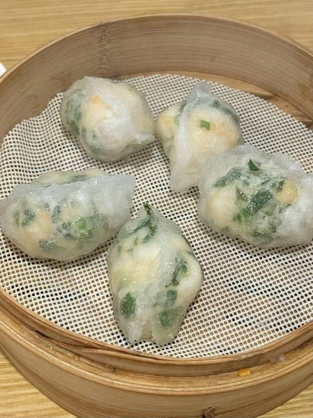 Köfte, tofu ve sebze gibi lezzetli malzemelerle dolu Kore hamur köfteleri. Mandu buğulama, haşlama ya da tavada kızartılma ile çok yönlü ve lezzetli bir aperatif ya da yemek yapılabilir..