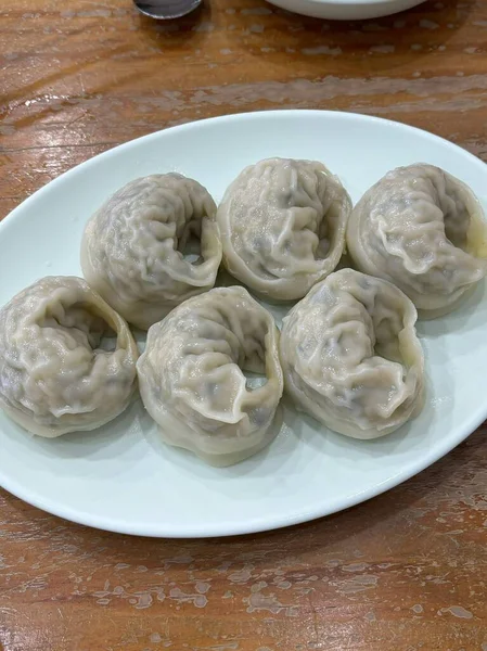 Köfte, tofu ve sebze gibi lezzetli malzemelerle dolu Kore hamur köfteleri. Mandu buğulama, haşlama ya da tavada kızartılma ile çok yönlü ve lezzetli bir aperatif ya da yemek yapılabilir..