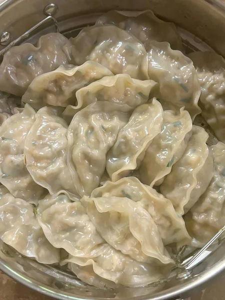 Köfte, tofu ve sebze gibi lezzetli malzemelerle dolu Kore hamur köfteleri. Mandu buğulama, haşlama ya da tavada kızartılma ile çok yönlü ve lezzetli bir aperatif ya da yemek yapılabilir..