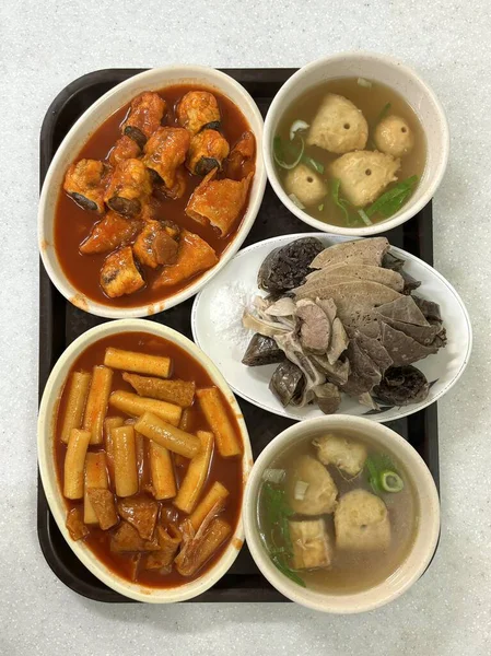 Çeşitli Kore bunsik sokak yemekleri, içinde tteokbokki, odeng ve diğer lezzetli atıştırmalıklar vardır. Lezzetli, renkli ve hızlı lokmalar ya da sıradan yemekler için mükemmel..