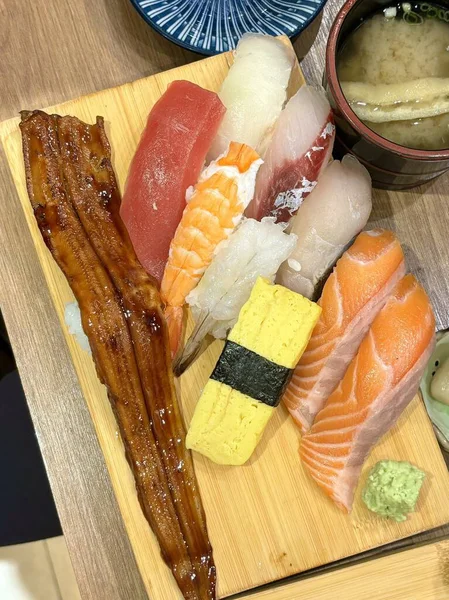 Çeşitli malzemeler ve canlı renklerle sanatsal olarak düzenlenmiş taze suşi çeşitleri. Bu geleneksel Japon yemeği bir deneyim için sirkeli pirinç, deniz ürünleri ve sebzeleri birleştirir..