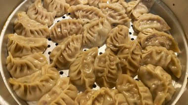 Köfte, tofu ve sebze gibi lezzetli malzemelerle dolu Kore hamur köfteleri. Mandu buğulama, haşlama ya da tavada kızartılma ile çok yönlü ve lezzetli bir aperatif ya da yemek yapılabilir..
