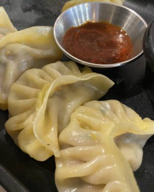 Köfte, tofu ve sebze gibi lezzetli malzemelerle dolu Kore hamur köfteleri. Mandu buğulama, haşlama ya da tavada kızartılma ile çok yönlü ve lezzetli bir aperatif ya da yemek yapılabilir..