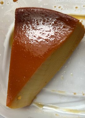 Lezzetli bir dilim peynirli kek, kremalı, pürüzsüz dokulu ve altın bisküvi kabuklu. Tatlılar, kutlamalar ve tatlı ikramları için mükemmel. Zengin, hoşgörülü ve karşı konulmaz derecede lezzetli.!