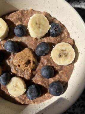 Gece kremalı yulaflar mükemmel bir şekilde ıslanmış, süt ve tahıllar harmanlanmış, pürüzsüz ve sağlıklı bir doku için. Doğal olarak tatlı, ferahlatıcı ve hızlı ve besleyici bir kahvaltı için ideal..