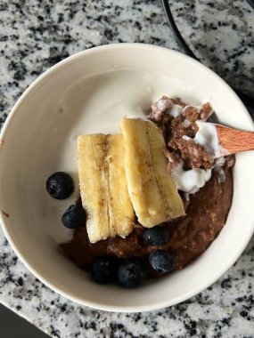 Gece kremalı yulaflar mükemmel bir şekilde ıslanmış, süt ve tahıllar harmanlanmış, pürüzsüz ve sağlıklı bir doku için. Doğal olarak tatlı, ferahlatıcı ve hızlı ve besleyici bir kahvaltı için ideal..