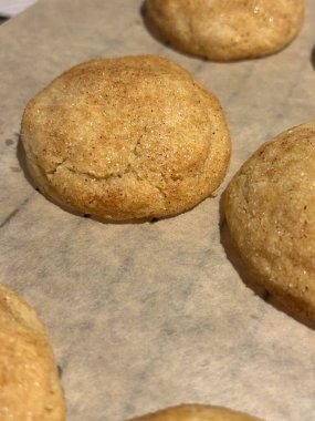 Taze pişmiş kurabiyeler, altın kahverengiler ve çikolata parçacıkları. Yumuşak bir ortası olan kenarları son derece gevrek, her durum için lezzetli ve rahatlatıcı bir ikram sunuyor..