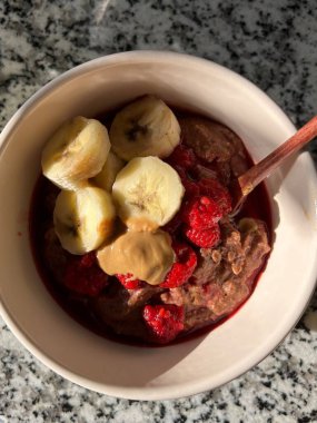 Gece kremalı yulaflar mükemmel bir şekilde ıslanmış, süt ve tahıllar harmanlanmış, pürüzsüz ve sağlıklı bir doku için. Doğal olarak tatlı, ferahlatıcı ve hızlı ve besleyici bir kahvaltı için ideal..