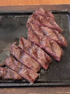 Zengin mermer ve yumuşak dokulu kaliteli Hanwoo bifteği. Derin, tereyağlı tadı için çok değerlidir. Kore mangalı ve güzel yemek deneyimleri için lüks bir seçim..