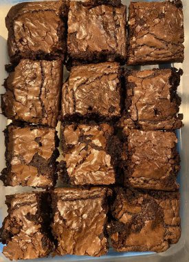 Yoğun, çikolatalı ve çıtır çıtır bir bluzu olan zengin, yapışkan çikolatalı kekler. Çikolata severler için ideal. Tatmin edici, hoşgörülü bir muamele..