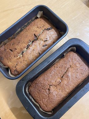 Nemli ve aromalı muzlu kek, cömertçe paketlenmiş gerçek muz parçaları ve cevizlerle. Kırsal bir tabakta sıcak yakılmış bir dilim ev yapımı rahatlık ve basit hoşgörü çağrıştırıyor..