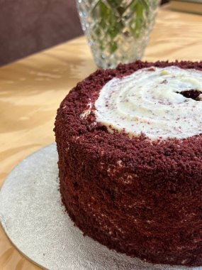 Lezzetli, yumuşak bir pasta, her durum için mükemmel. Katmanlı ya da tek, her ısırıkta tatlı ve neşe getiren, krema, meyve ya da süslemelerle kaplı..