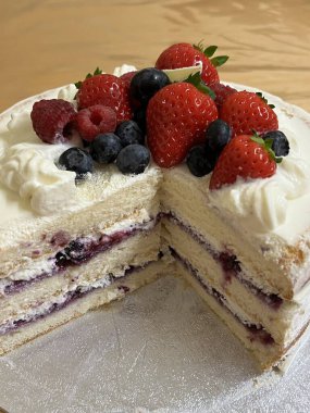 Lezzetli, yumuşak bir pasta, her durum için mükemmel. Katmanlı ya da tek, her ısırıkta tatlı ve neşe getiren, krema, meyve ya da süslemelerle kaplı..