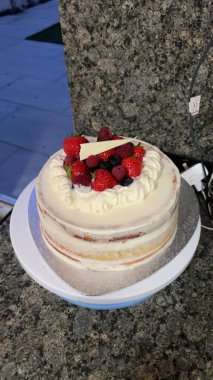 Lezzetli, yumuşak bir pasta, her durum için mükemmel. Katmanlı ya da tek, her ısırıkta tatlı ve neşe getiren, krema, meyve ya da süslemelerle kaplı..