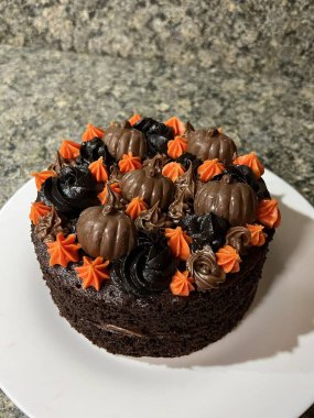 Lezzetli, yumuşak bir pasta, her durum için mükemmel. Katmanlı ya da tek, her ısırıkta tatlı ve neşe getiren, krema, meyve ya da süslemelerle kaplı..