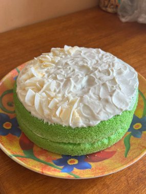 Lezzetli, yumuşak bir pasta, her durum için mükemmel. Katmanlı ya da tek, her ısırıkta tatlı ve neşe getiren, krema, meyve ya da süslemelerle kaplı..