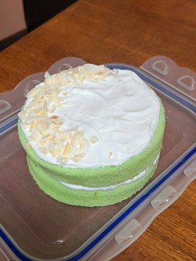 Lezzetli, yumuşak bir pasta, her durum için mükemmel. Katmanlı ya da tek, her ısırıkta tatlı ve neşe getiren, krema, meyve ya da süslemelerle kaplı..