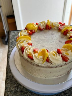 Lezzetli, yumuşak bir pasta, her durum için mükemmel. Katmanlı ya da tek, her ısırıkta tatlı ve neşe getiren, krema, meyve ya da süslemelerle kaplı..