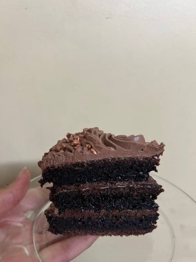 Lezzetli, yumuşak bir pasta, her durum için mükemmel. Katmanlı ya da tek, her ısırıkta tatlı ve neşe getiren, krema, meyve ya da süslemelerle kaplı..