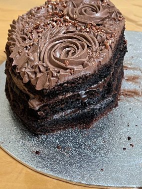 Lezzetli, yumuşak bir pasta, her durum için mükemmel. Katmanlı ya da tek, her ısırıkta tatlı ve neşe getiren, krema, meyve ya da süslemelerle kaplı..