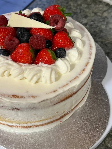 Lezzetli, yumuşak bir pasta, her durum için mükemmel. Katmanlı ya da tek, her ısırıkta tatlı ve neşe getiren, krema, meyve ya da süslemelerle kaplı..