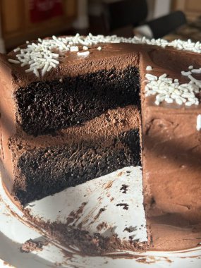 Lezzetli, yumuşak bir pasta, her durum için mükemmel. Katmanlı ya da tek, her ısırıkta tatlı ve neşe getiren, krema, meyve ya da süslemelerle kaplı..