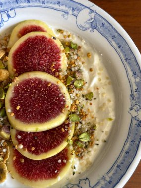 Gece kremalı yulaflar mükemmel bir şekilde ıslanmış, süt ve tahıllar harmanlanmış, pürüzsüz ve sağlıklı bir doku için. Doğal olarak tatlı, ferahlatıcı ve hızlı ve besleyici bir kahvaltı için ideal..