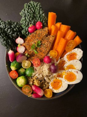 Taze salata taze yapraklı sebzeler, dilimlenmiş sebzeler ve rengarenk malzemelerin karışımı sağlıklı, canlı ve ferahlatıcı bir tat yaratmak için bir araya getirilmiş.