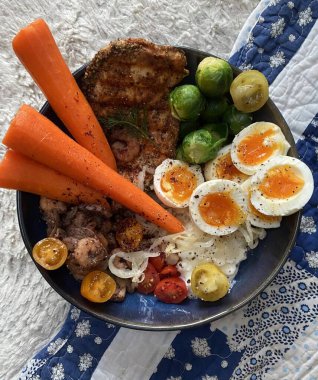 Taze salata taze yapraklı sebzeler, dilimlenmiş sebzeler ve rengarenk malzemelerin karışımı sağlıklı, canlı ve ferahlatıcı bir tat yaratmak için bir araya getirilmiş.