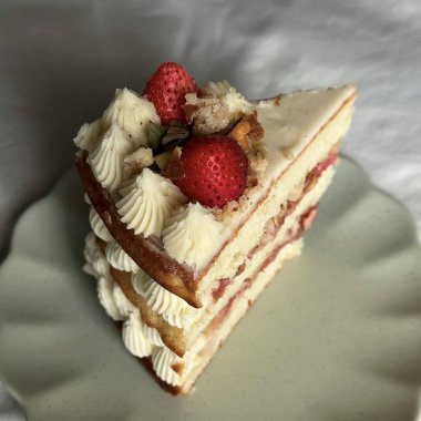 Lezzetli, yumuşak bir pasta, her durum için mükemmel. Katmanlı ya da tek, her ısırıkta tatlı ve neşe getiren, krema, meyve ya da süslemelerle kaplı..