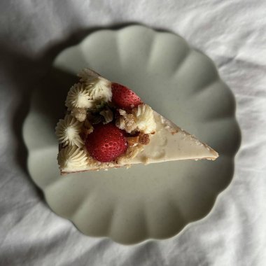 Lezzetli, yumuşak bir pasta, her durum için mükemmel. Katmanlı ya da tek, her ısırıkta tatlı ve neşe getiren, krema, meyve ya da süslemelerle kaplı..
