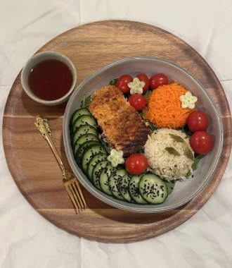 Taze salata taze yapraklı sebzeler, dilimlenmiş sebzeler ve rengarenk malzemelerin karışımı sağlıklı, canlı ve ferahlatıcı bir tat yaratmak için bir araya getirilmiş.