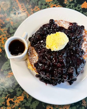 Çiğnenmiş boba incileri ile kaplı yumuşak sufle krepleri, yumuşak, havadar bir doku ve neşeli bir tatlılık sunuyor. Hafif, hoşgörülü ve görsel olarak çekici, modern tatlı ve kafe tasvirleri için mükemmel..