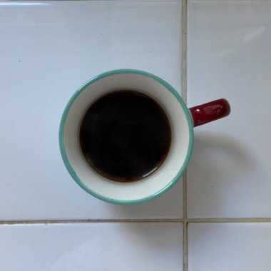 Koyu aromalı ve koyu, zengin aromalı taze demlenmiş kahve. Pürüzsüz ve rahatlatıcı, her yudumda sakin bir sıcaklık ve odaklanma anı yakalıyorum..