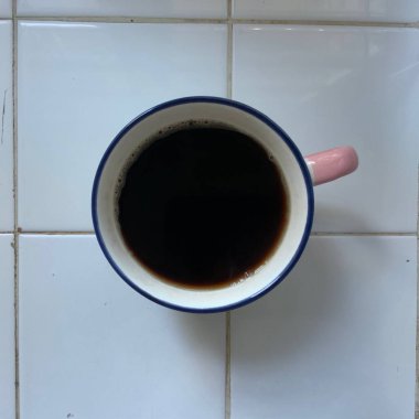 Koyu aromalı ve koyu, zengin aromalı taze demlenmiş kahve. Pürüzsüz ve rahatlatıcı, her yudumda sakin bir sıcaklık ve odaklanma anı yakalıyorum..