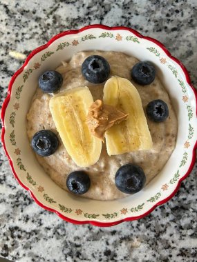 Gece kremalı yulaflar mükemmel bir şekilde ıslanmış, süt ve tahıllar harmanlanmış, pürüzsüz ve sağlıklı bir doku için. Doğal olarak tatlı, ferahlatıcı ve hızlı ve besleyici bir kahvaltı için ideal..