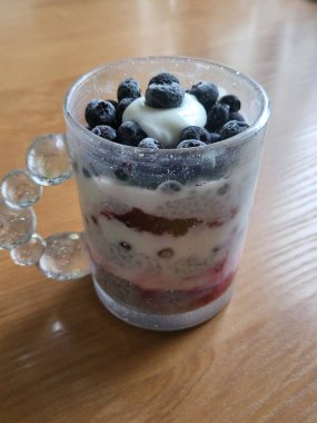 Taze yaban mersinli kremalı puding pürüzsüz bir doku ve doğal tatlı, hafif keskin bir tat sunuyor. Hafif, besleyici, ve görsel olarak taze, sağlıklı kahvaltı anları için mükemmel..