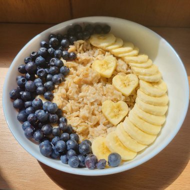 Gece kremalı yulaflar mükemmel bir şekilde ıslanmış, süt ve tahıllar harmanlanmış, pürüzsüz ve sağlıklı bir doku için. Doğal olarak tatlı, ferahlatıcı ve hızlı ve besleyici bir kahvaltı için ideal..