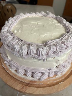 Lezzetli, yumuşak bir pasta, her durum için mükemmel. Katmanlı ya da tek, her ısırıkta tatlı ve neşe getiren, krema, meyve ya da süslemelerle kaplı..