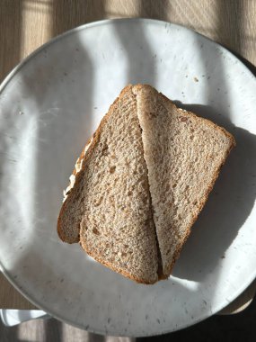 Taze sebzeli katmanlı sandviç, dilimlenmiş et ve kızarmış zanaatkar ekmeğinin arasında peynir. Öğle yemeği ya da atıştırmalık bir şeyler..