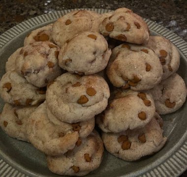 Taze pişmiş kurabiyeler, altın kahverengiler ve çikolata parçacıkları. Yumuşak bir ortası olan kenarları son derece gevrek, her durum için lezzetli ve rahatlatıcı bir ikram sunuyor..