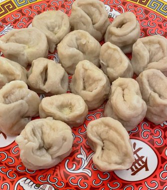 Mayalanmış kimchi ile birlikte haşlanmış ya da kızartılmış mandu köftesi. Lezzetli, taze hamur köftelerini baharatlı, keskin ve aromalı sebzelerle birleştiren klasik bir Kore çifti yaratıyor.