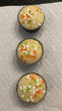 Zengin kremalı ve dekoratif serpilmiş enfes bir kek. Tatlı fotoğrafçılığı için mükemmel, fırında pişmiş yiyeceklerin cazibesini ve tatlılığını sergilemek, partiler ve kutlamalar için ideal..