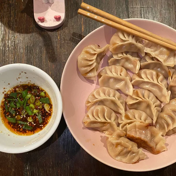 Mayalanmış kimchi ile birlikte haşlanmış ya da kızartılmış mandu köftesi. Lezzetli, taze hamur köftelerini baharatlı, keskin ve aromalı sebzelerle birleştiren klasik bir Kore çifti yaratıyor.